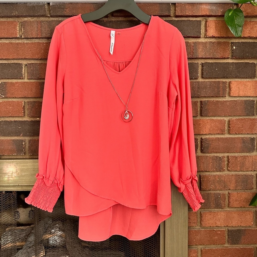 🛍️ NY collection V -Neck with chain and high low blouse. Excellent condition.